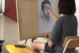 学生给女老师的手机画一个假屏幕，知道真相后的老师忍不住笑了图片