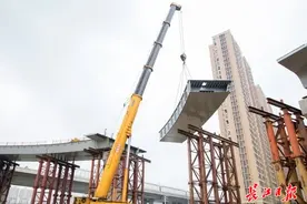 杨泗港快速通道青菱段一匝道顺利合龙，预计12月底通车图片