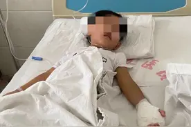 幼儿园实习老师扔塑料床不慎砸断男童小拇指，家长不接受园长也是好事的说法：受点小灾难就能经历大灾难？图片