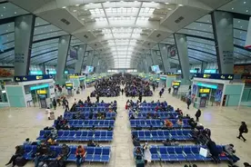 为什么高铁站要建几十米高？除了浪费空调费，它还有什么用？图片