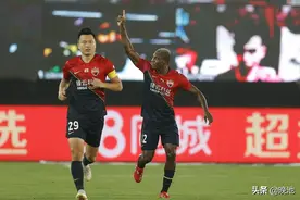 卡兰加建功+姜至鹏乌龙，中超第4轮河南建业2比1逆转击败10人深圳图片