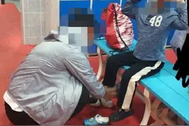 宝妈带7岁儿子去女澡堂，孩子盯着女性看，这当妈的心也太大了图片