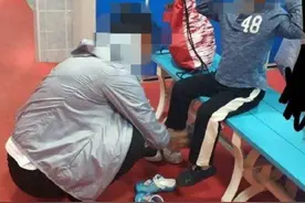 宝妈带7岁儿子去女澡堂，孩子盯着女性看，这当妈的心也太大了图片