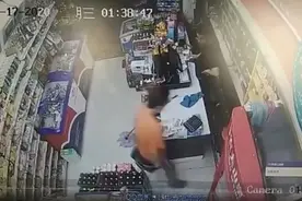 10秒9次爆头！男子持刀抢超市，反被店员用6个酒瓶砸蒙图片