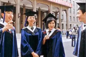 1999年阅兵式姐妹花惊艳众人，还在春晚上大放异彩，现在怎么样？图片