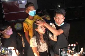 仅因互相瞪眼，柬埔寨两伙人竟群殴图片