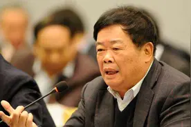 曹德旺认为房地产是钢筋水泥，根本不值钱，却被专家怒怼“太蠢”图片