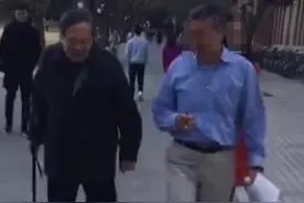 98岁杨振宁现身清华校园，拄拐行走身形佝偻，老婆不在引争议图片