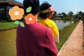 孙红雷抱女儿外出，3岁女儿皮肤比爸黑，脸颊肉嘟嘟模样呆萌可爱图片