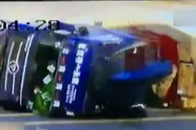 小轿车高速“逼”翻货车被埋压 监控曝光并不是飞来横祸视频封面