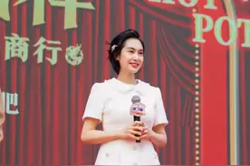 室外仅5度，47岁朱茵现露天舞台，一身短裙惹网友心疼：不冷吗图片