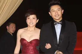 颜丙燕的裙子连根绳都没有，感觉快要掉下来，还好曲线能“勾”住图片