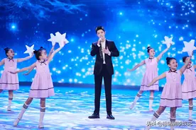 肖战再登央视唱《夜空中最亮的星》：当迷失在黑夜请指引我靠近你图片
