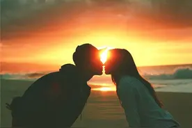 痴情小伙等邻居阿姨离婚，一等就是十年，十年后娶了自己邻居阿姨图片