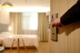 记住：“住酒店”不是＂live in hotel＂图片