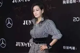 孟广美已是大婶的年纪，衬衫配包臀裙身材挺拔，真让小花们自卑图片