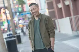 35岁因拍戏摔成残疾，被女友照料8年后，谷智鑫成了最幸福的人图片
