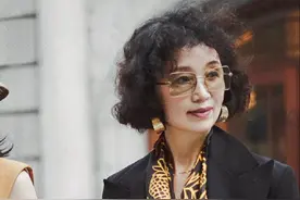 五六十岁的女人，过年想要换发型？试试这几款短烫发，减龄显气质图片