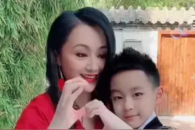 46岁曹颖带娃罕出镜，9岁儿子帅气似男模，母子同乐不见爸爸图片