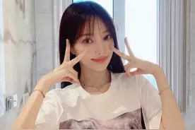 李小璐穿宽松T恤双手比耶少女心十足，设计暗黑童话风图案超有才图片