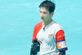 杨洋在碧波荡漾中展现了优越的身材比例，胸肌线条完美诱人图片