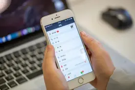 1人上班发朋友圈7人点赞，8人全被处理！网友吵翻了天图片