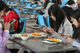 大学生“要生活费”花样多，个个都是的段子手，家长神回复绝了图片