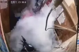 现场堪比恐怖片！电动车进电梯，到底该不该？图片