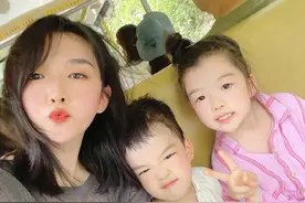 生孩子就是拿来玩的，吴雅婷带娃拍照，姐弟俩被晒迷糊了还要配合图片