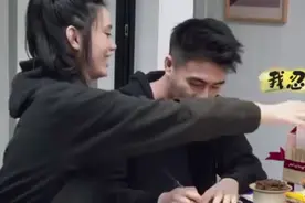 奚梦瑶何猷君相处反差大！男方时刻紧粘妻子，女方写不出他名字？图片