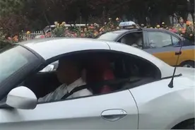 六旬大爷开敞篷超跑上街，不接放学的孙子，而是去广场接“她”图片