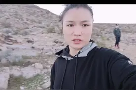 张伟丽在出租屋苦练拳法，慢镜头才能看清楚，拳迷：比李小龙还快图片