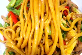 家常炒拉面有技巧，这样做比面馆都好吃还不油腻，食材多，真营养图片