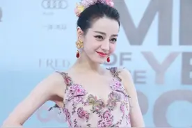 GQ红毯尬飞？李现披被子、彭昱畅椰子翻车，王嘉尔杨天真婚礼现场图片