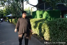 我带着33岁的自闭症儿子在街头理发图片