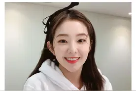 Irene ins更新，白衣少女甜笑可人图片