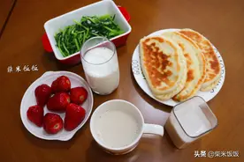 我家早餐，牛奶豆浆，搭配韭菜盒子，简单好做，营养好吃图片