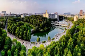 全国最美50所高校之一，占地2138亩，坐拥4大高级食堂，湖北这所高校火了！图片