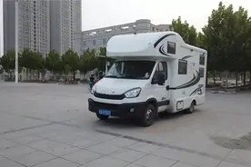 房车窝窝：​焉耆体育馆广场图片