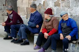 村里留守老人的现状，没有收入没有精神安慰，社会正在关注和重视图片