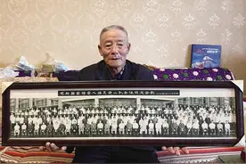 “珠峰九勇士”之一索南罗布：登山是为国争光图片