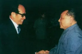 1990年，邓小平会见李嘉诚，说到:我争取活到1997年！图片