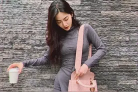 曾之乔身材真有料，一袭紧身裙大秀凹凸感，女人味十足图片