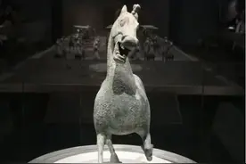 热议｜马踏飞燕的争议也太多了吧，又有教授建议改名叫马踏匈奴鹰图片