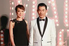 任贤齐老婆身材真好，穿黑色修身连衣裙比例惊艳，一点不输超模图片