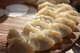冻饺子时，不要直接放冰箱里冻，做好2点，饺子不粘连不裂口图片