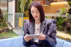 李小冉在片场玩游戏，女演员突然出现在她身后，怎么会是她图片