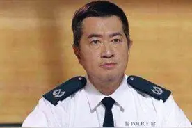 邓梓峰带22岁双胞胎儿子逛街，家族资产17亿，却买79元衣服图片