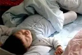 孩子睡觉不老实、爱翻滚，家长别粗心，可能是这5个原因图片