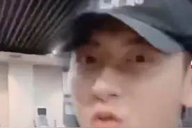 黄子韬晒与鹿晗同框健身，不仅互拍还加大头特效，十分搞笑沙雕图片
